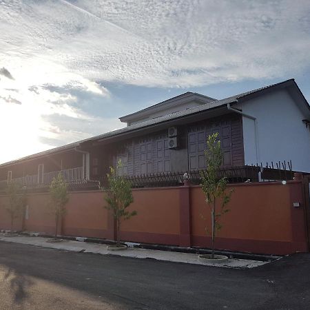 Little Kampung Studio Teluk Intan Exterior foto