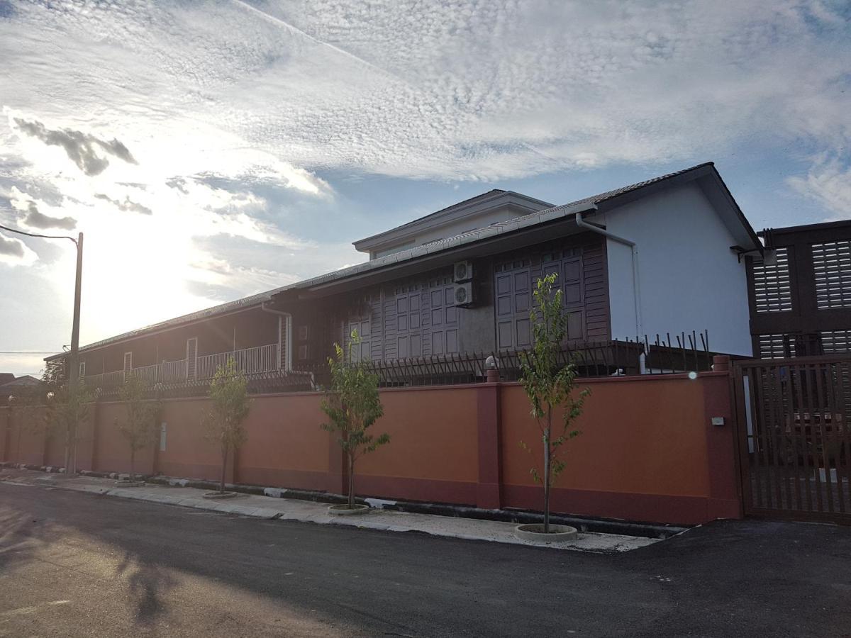 Little Kampung Studio Teluk Intan Exterior foto